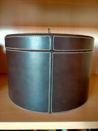 Sombrerera redonda con tapa