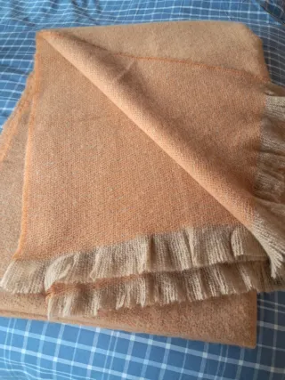 Manton  buen tamaño, muy suave.