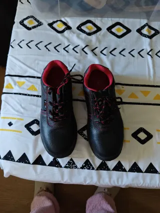 Zapatos de seguridad negros y rojos