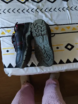 Zapatos de seguridad negros y rojos