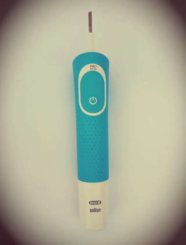 Cepillo Eléctrico Braun Oral-B Vitality D100