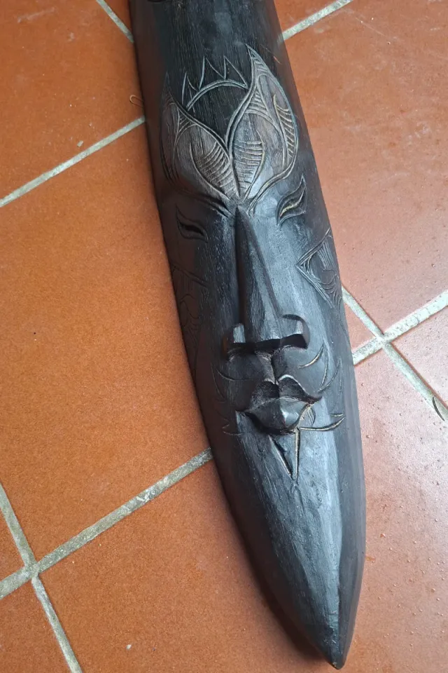 Máscara africana tallada a mano