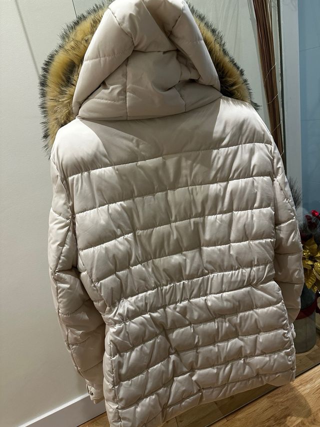 Plumífero Zara blanco con capucha