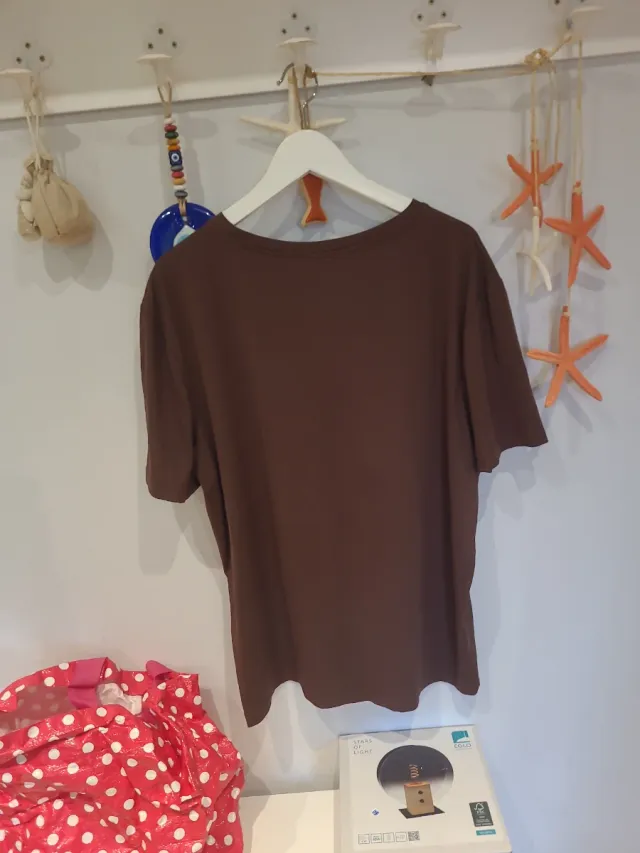 Camiseta marrón con cara sonriente