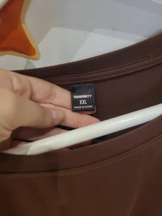 Camiseta marrón con cara sonriente