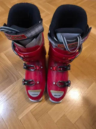 Botas de esquí rojas