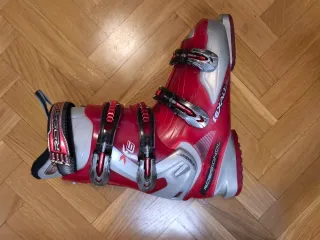 Botas de esquí rojas