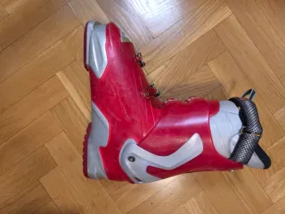 Botas de esquí rojas