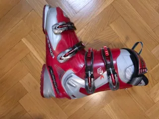 Botas de esquí rojas