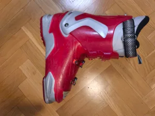 Botas de esquí rojas