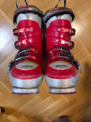 Botas de esquí rojas