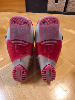 Botas de esquí rojas