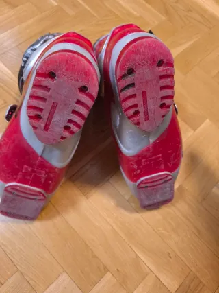 Botas de esquí rojas
