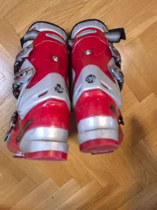 Botas de esquí rojas