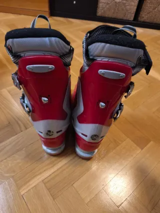 Botas de esquí rojas