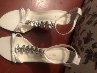 Sandalias de fiesta blancas con pedrería