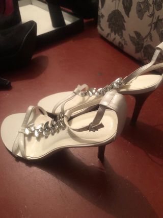 Sandalias de fiesta blancas con pedrería