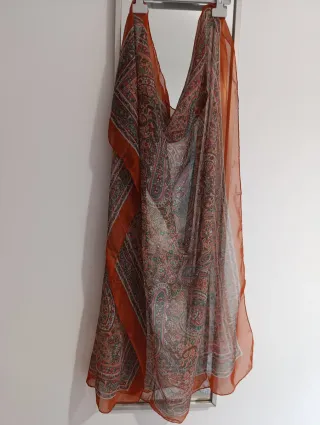 Fular estampado naranja y rosa