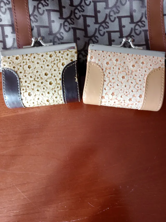 Monederos pequeños con diseño floral