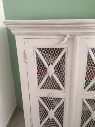 Mueble rústico blanco con puertas