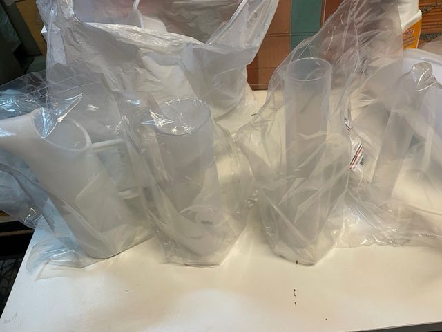 Jarra e provetas medidoras de plástico