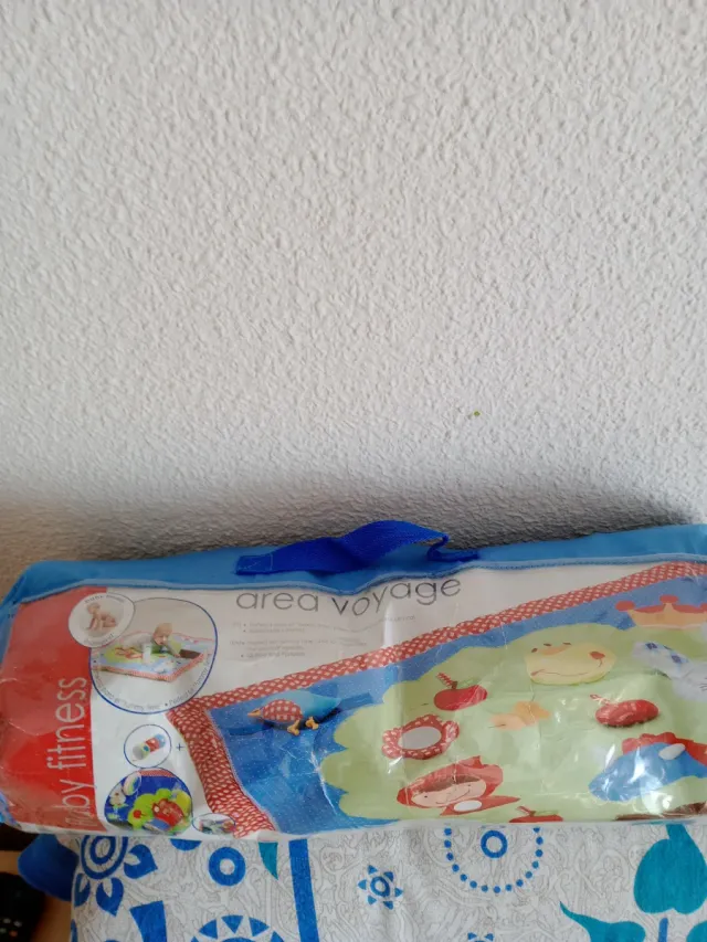 Manta de juegos infantil con árbol y animales