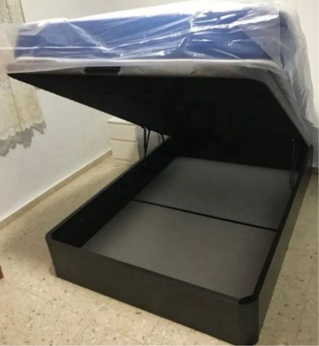 Canapé con testiere, sommier, basi imbottite e cuscini