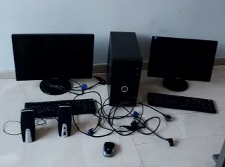 Torre PC con 2 monitor, tastiere, altoparlanti e mouse