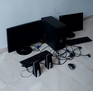 Torre PC con 2 monitor, tastiere, altoparlanti e mouse