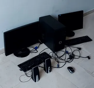 Torre PC con 2 monitor, tastiere, altoparlanti e mouse