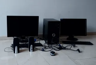 Torre PC con 2 monitor, tastiere, altoparlanti e mouse