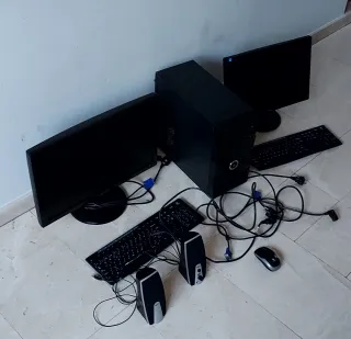 Torre PC con 2 monitor, tastiere, altoparlanti e mouse
