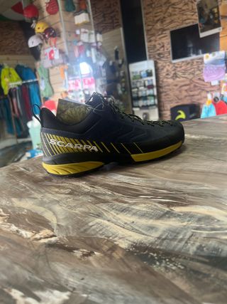 Tenis Scarpa Negro y Amarillo