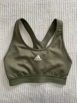 Top deportivo Adidas verde oliva