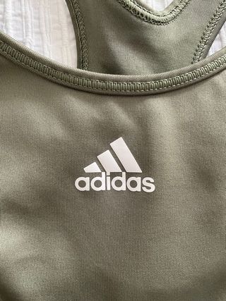 Top deportivo Adidas verde oliva