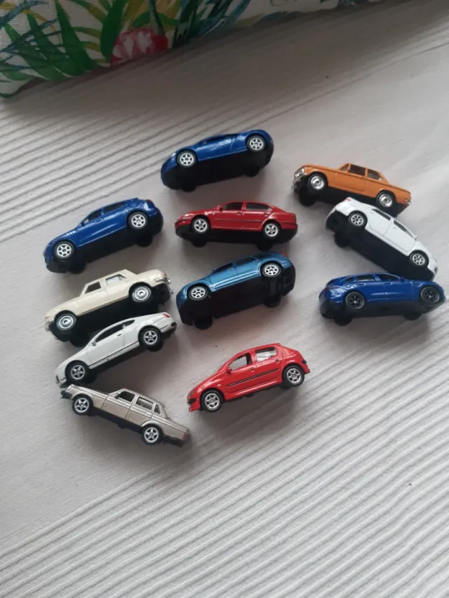 Lote de 11 coches nuevos Welly escala 1:60