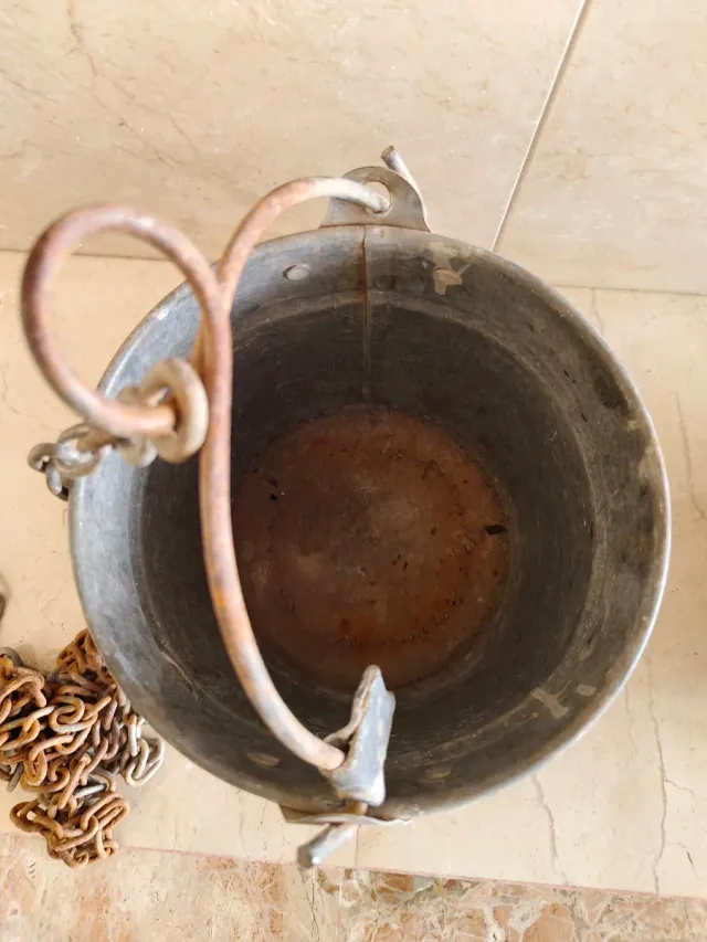 Cubo de zinc antiguo con cadena