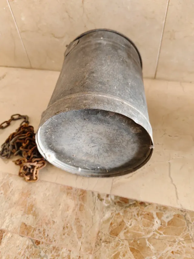 Cubo de zinc antiguo con cadena