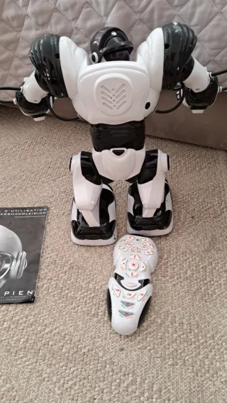 Robot Robosapiens  con mando