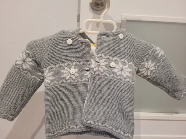 Chaqueta bebé punto gris con copos nieve