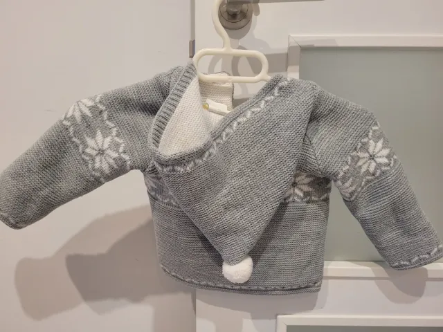 Chaqueta bebé punto gris con copos nieve