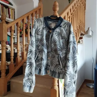 Cazadora vaquera Guess estampada