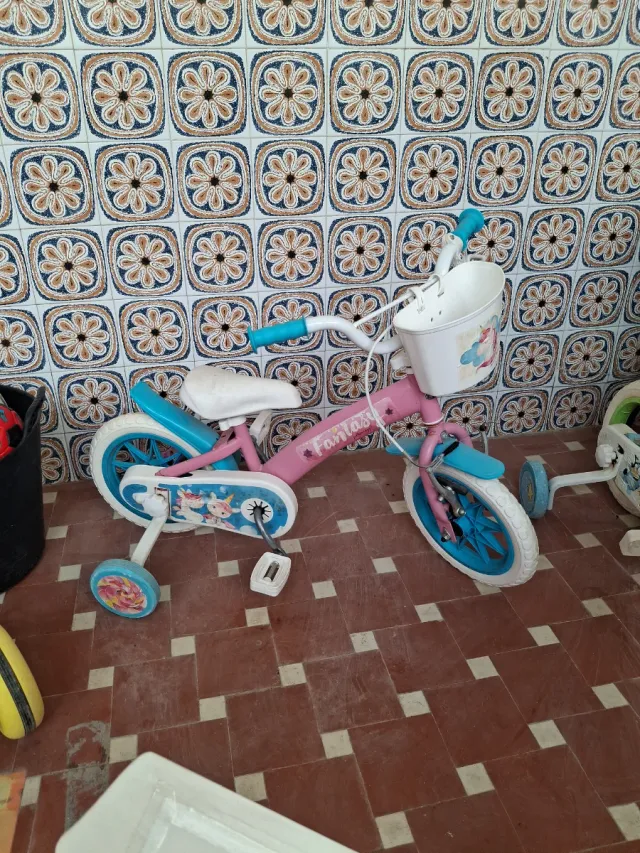 Bicicleta infantil rosa con ruedines
