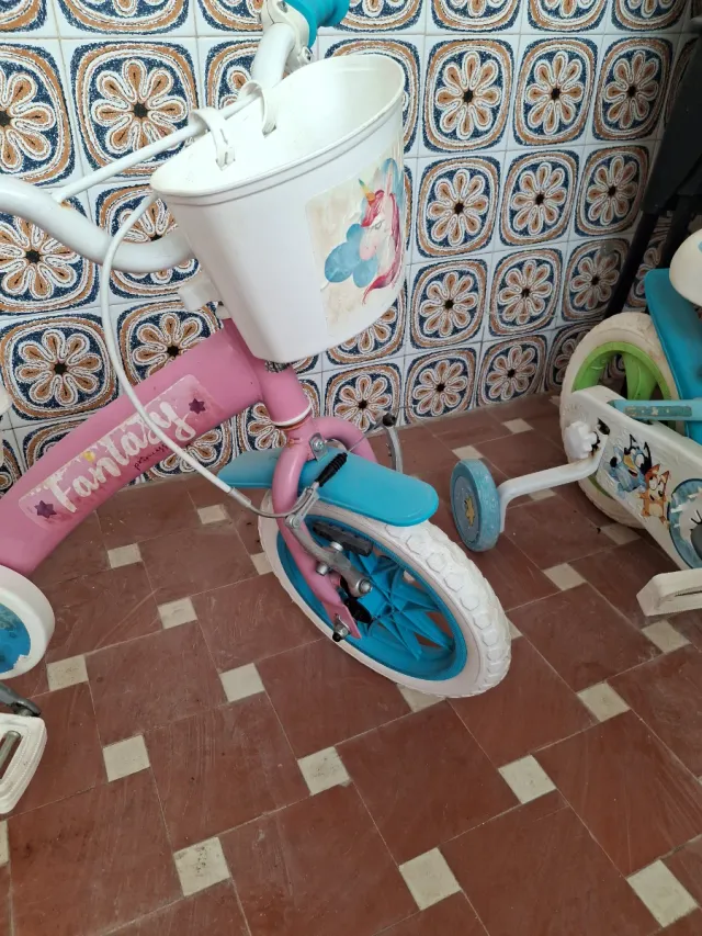 Bicicleta infantil rosa con ruedines