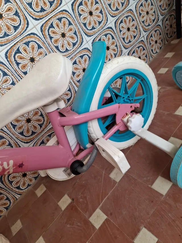 Bicicleta infantil rosa con ruedines