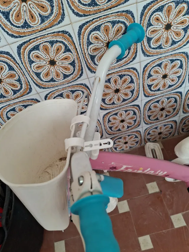 Bicicleta infantil rosa con ruedines