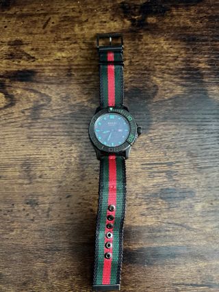 Reloj Gucci Sport, correa de tela