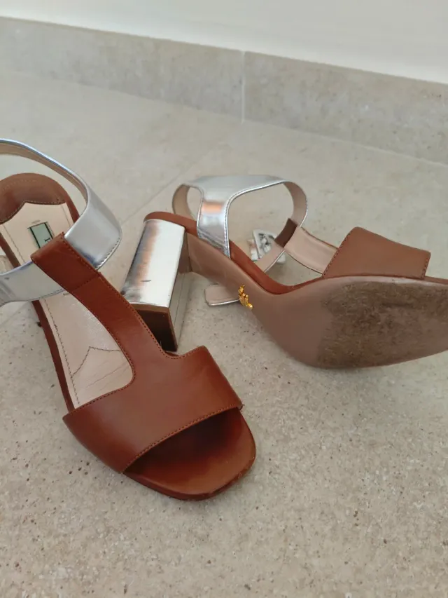 Sandalias Prada Marrón y Plateadas