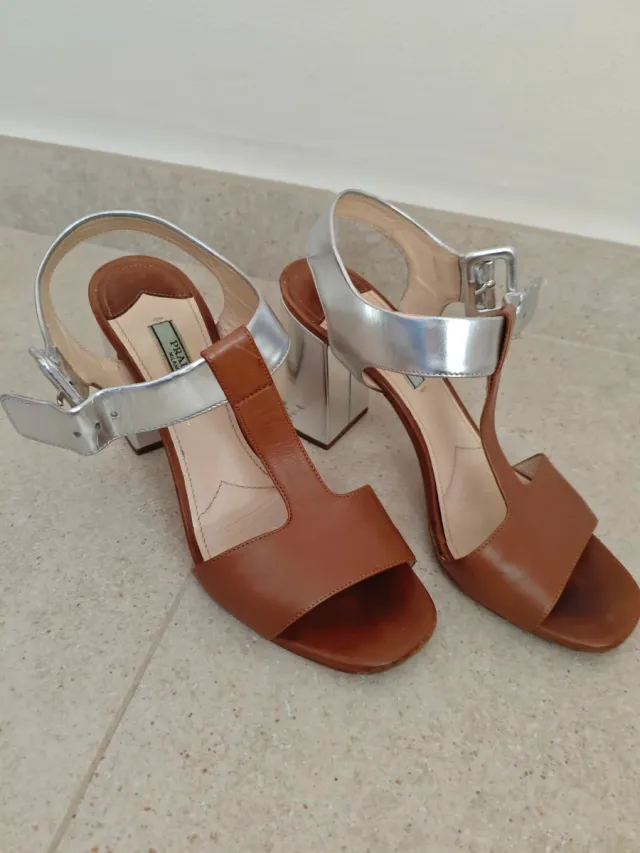 Sandalias Prada Marrón y Plateadas