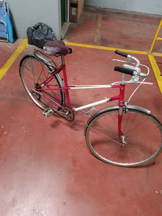 Bicicleta Clásica Roja y Blanca